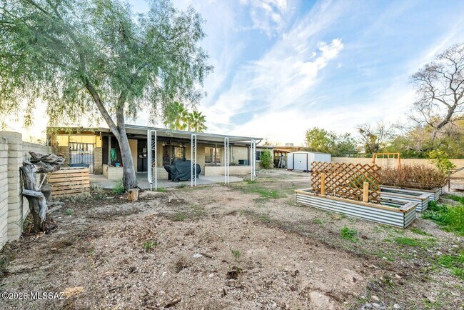 Building Photo - 2191 S Sunburst Dr