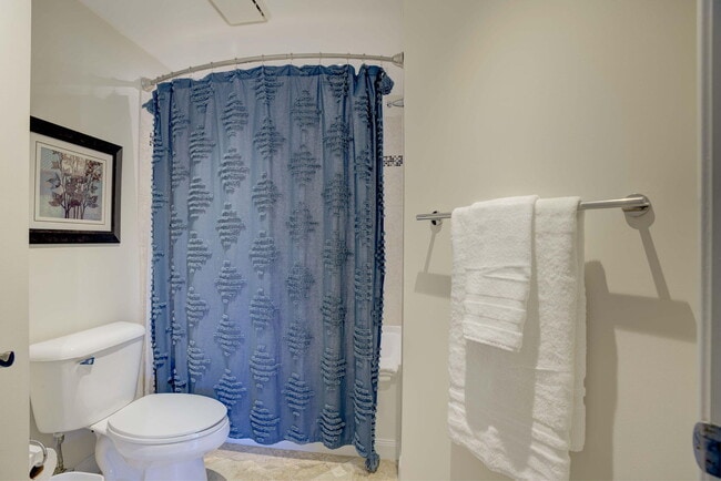 Building Photo - 500 Uno Lago Dr