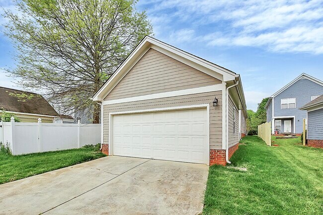Building Photo - 6705 E Douglas Park Dr