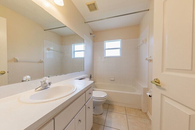 Building Photo - 517 Terranova Cir
