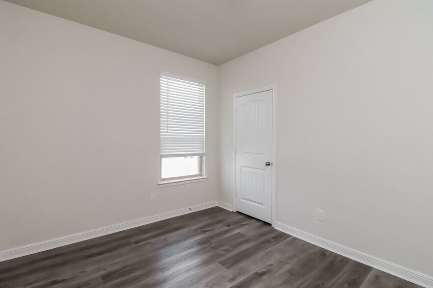 Building Photo - 1001 Doe Meadow Dr