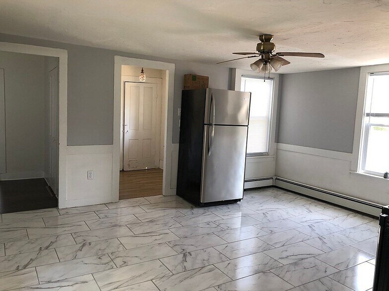 Building Photo - 27 Snell St