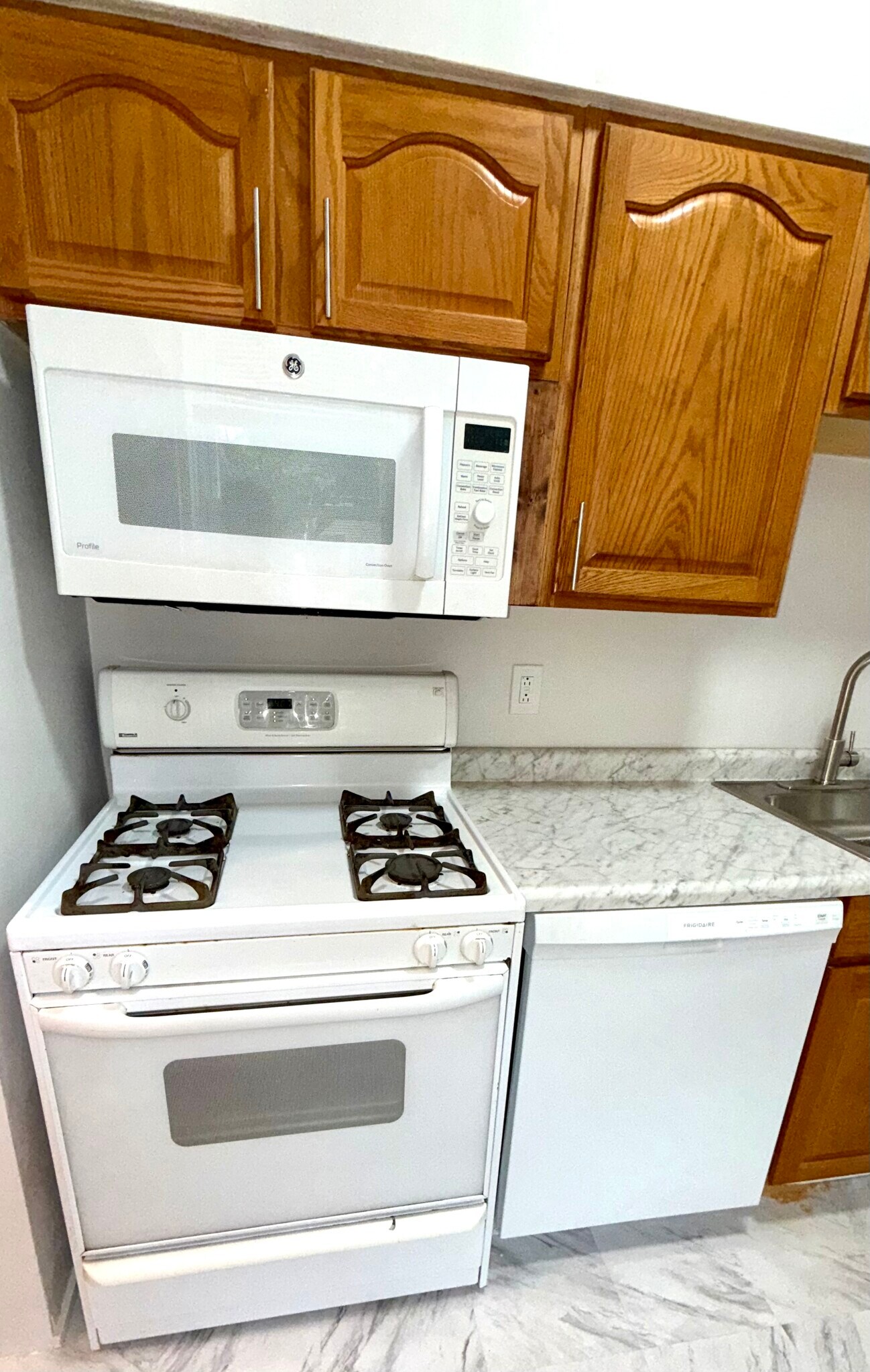 Gas, Microwave, Dishwasher - 1801 Lyons St
