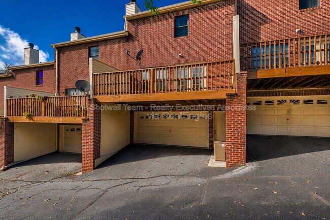 Building Photo - 437 S Gallaher View Rd