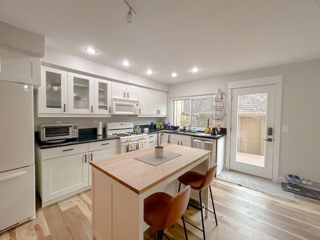 Building Photo - Townhome in the Cherry Creek School District!