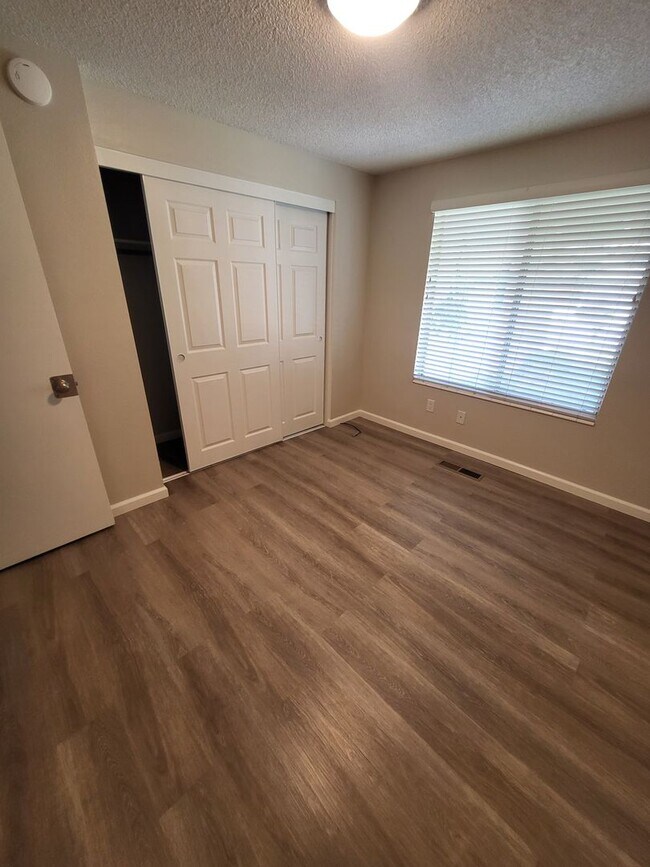 Building Photo - 2621 Woodcrest Ln
