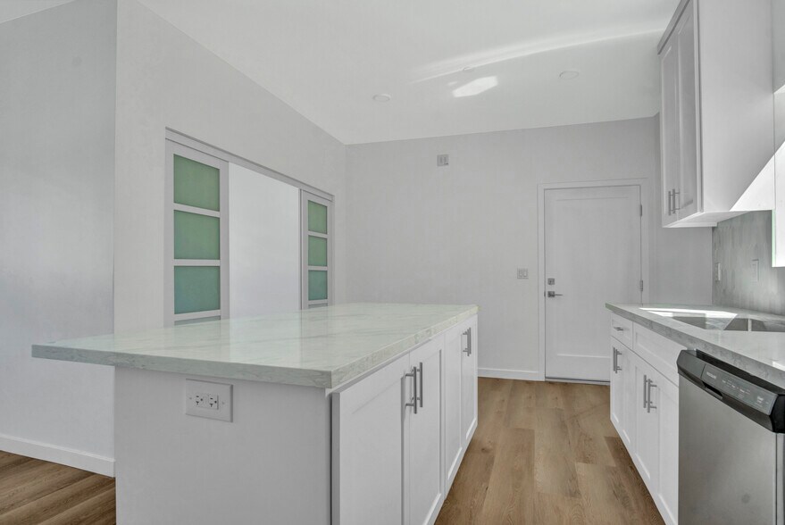Building Photo - 13804 Moorpark St