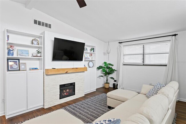 Building Photo - 2407 S Lois Ave