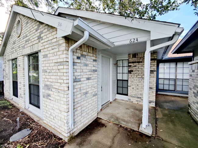 Building Photo - 2 br, 1 bath Duplex - 624 West Warrior Trail