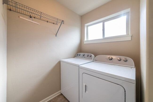 Building Photo - Beautiful unit in NE Bend!  Great location!