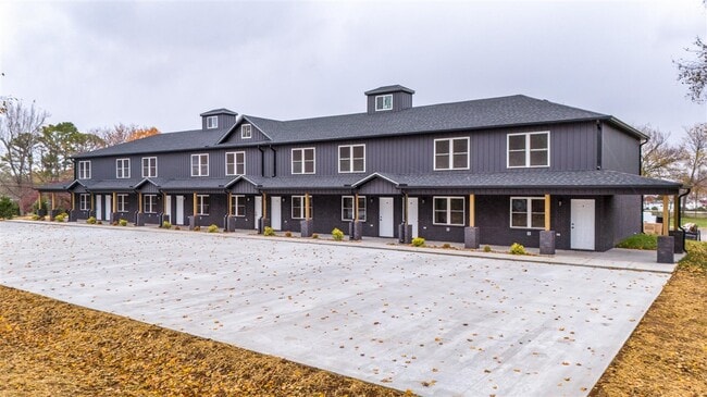 Building Photo - 913 W 9th St