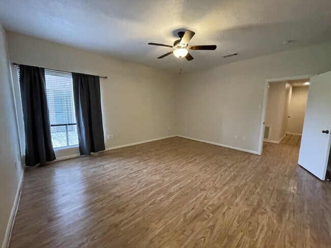 Building Photo - Live in the city of Panorama Village & enjoy all it has to offer: 27-hole golf course, 3 city par...