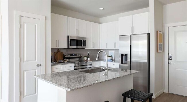 Building Photo - 8877 Lakes at 610 Dr