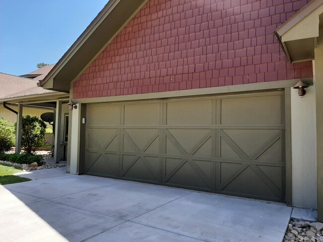 Building Photo - 135 Eaton Dr