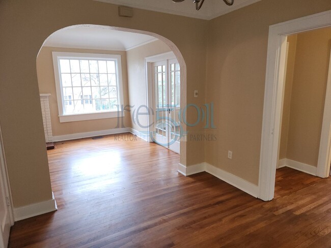 Building Photo - **Lease Pending** Addorable Newly Updated ...