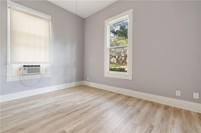 Building Photo - 14 BEDROOM 7 BATH HOUSE