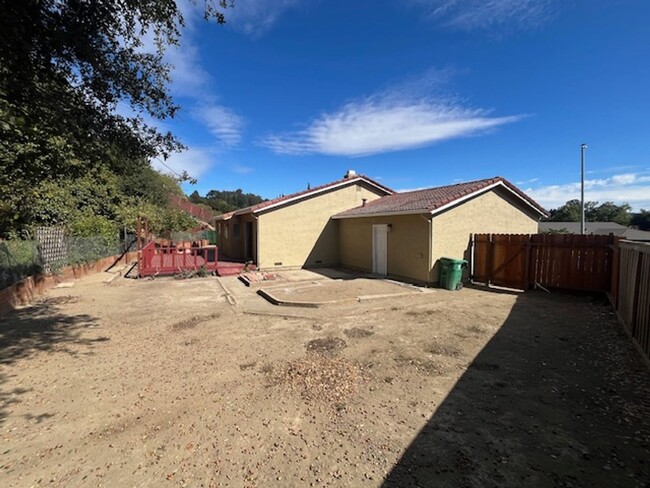 Building Photo - Lovely 4 Bedroom Home with Updated Kitchen...