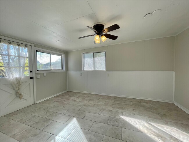 Building Photo - 1112 Southampton Dr