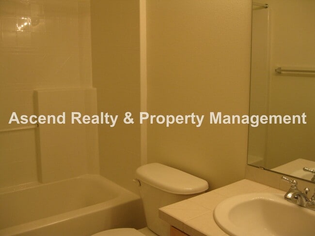 Building Photo - Sexton Crest Townhome Open Floor Plan Gas Fireplace 2 Car Tandem Attached Garage Available Mid March