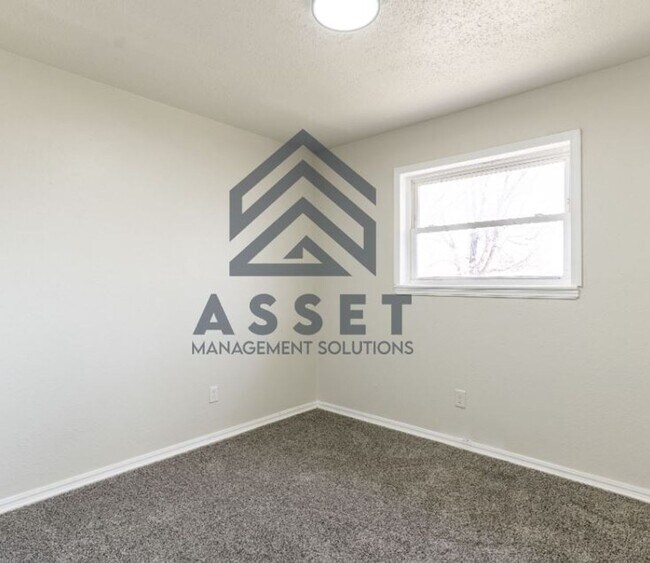 Building Photo - Lovely 4 Bed 1.5 Bath!!