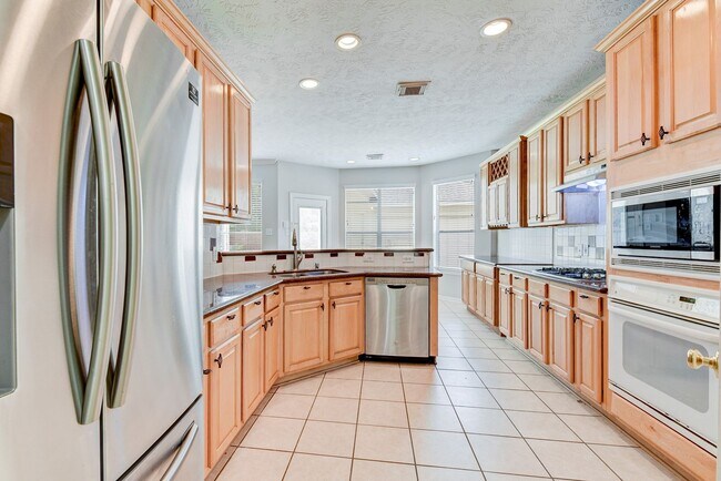 Building Photo - Beautiful 4 bedroom 2.5 bathroom with mass...