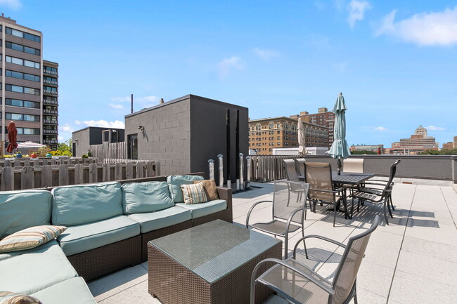 Building Photo - 6157 N Kenmore Ave