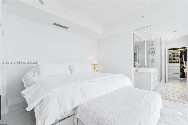 Building Photo - 650 NE 32nd St