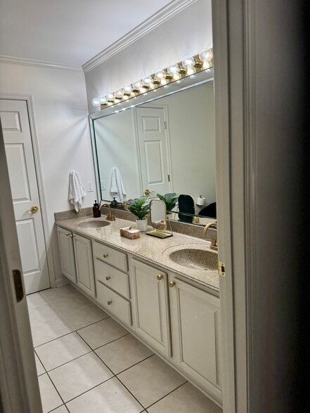 Building Photo - 529 Versailles Blvd