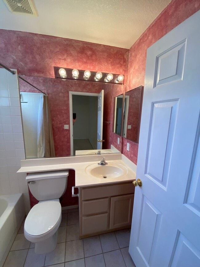 Building Photo - 4 bed/3 bath home located in Henderson