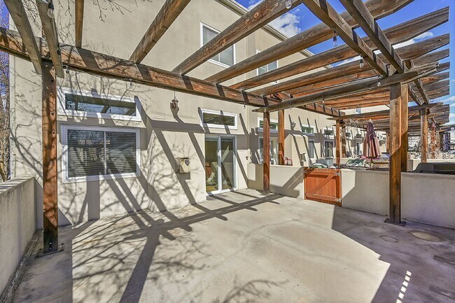 Building Photo - $3,050.00 - 2 Beds, 2.5 Baths, Apartment i...