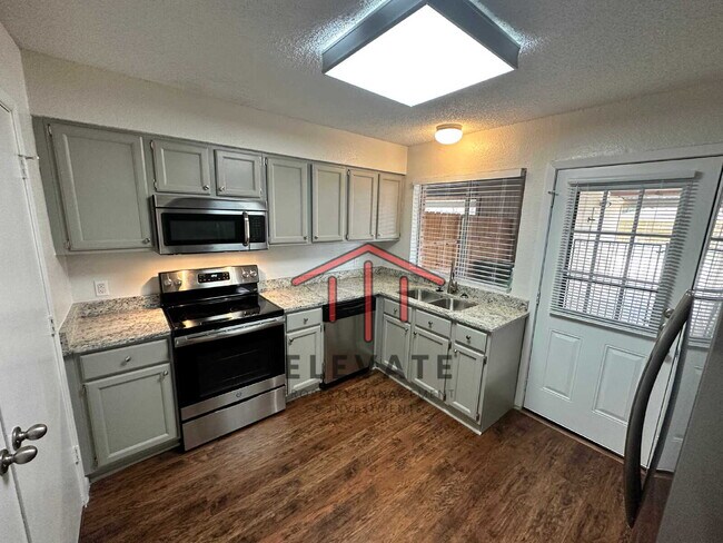 Building Photo - "Charming 3-Bedroom Townhouse Oasis with 2...