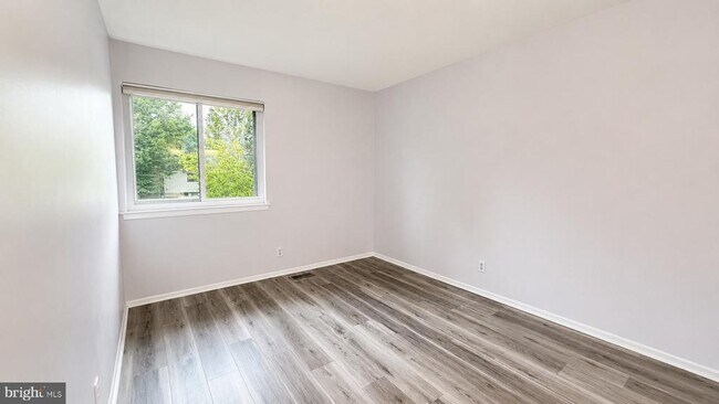 Building Photo - 2473 Glengyle Dr