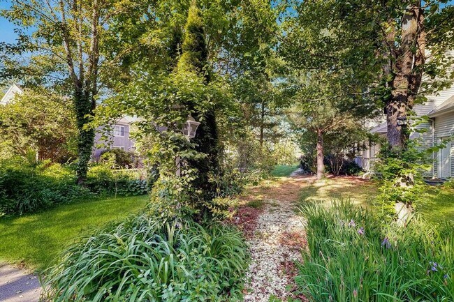 Building Photo - Large 5Br 3 1/2Ba Modern Home in Falmouth ...