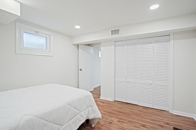 Building Photo - 6607 Lone Oak Dr