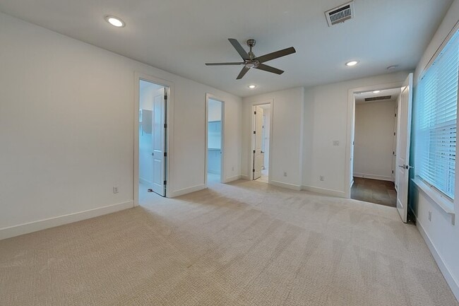 Building Photo - 112 E Oscar Dr