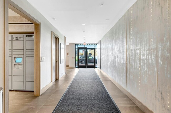 Building Photo - 701 Swann Ave