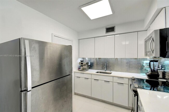 Building Photo - 111 Golden Isles Dr