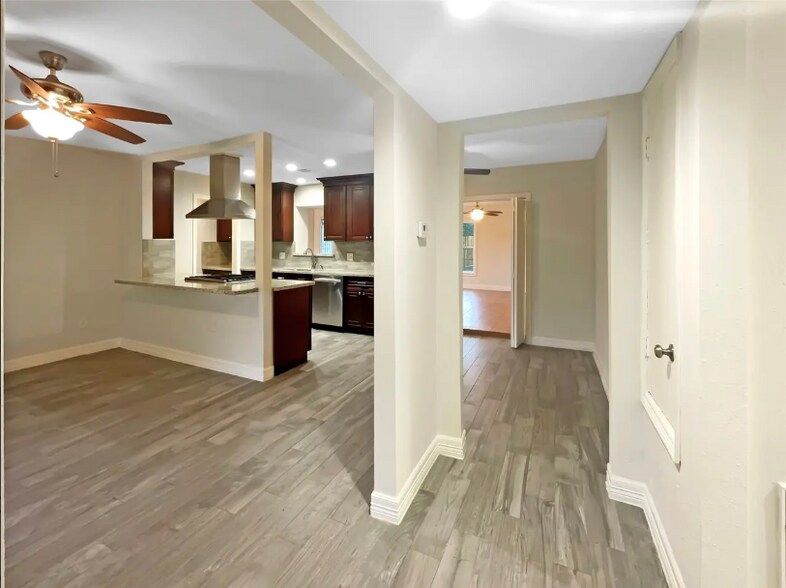 Building Photo - 12107 Pompton Dr