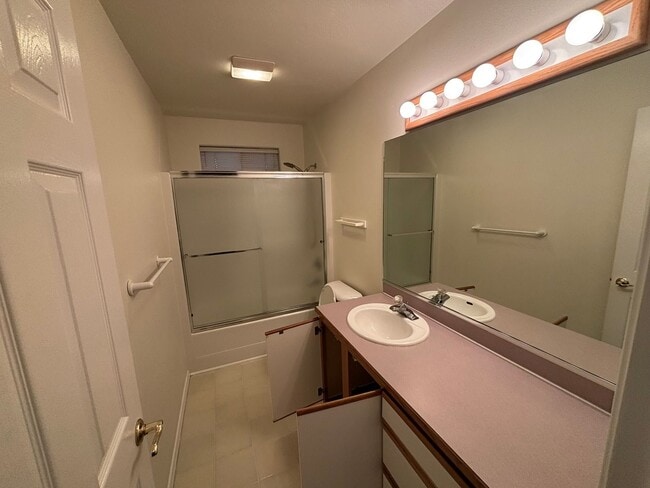 Building Photo - Spacious Pet-Friendly 3-Bedroom Duplex in Hayden