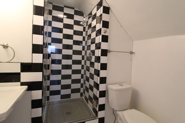 Building Photo - June FREE On This One Bedroom Apartment Near KU Med