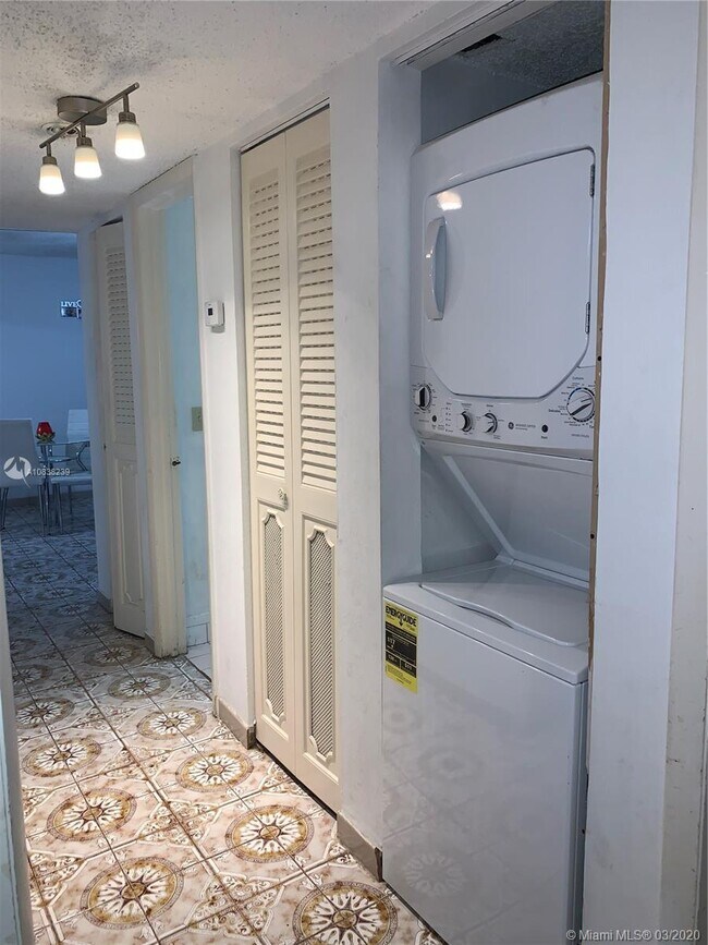 Building Photo - 1750 W 46th St