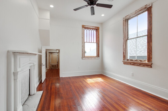 Building Photo - 3025 Banks- left