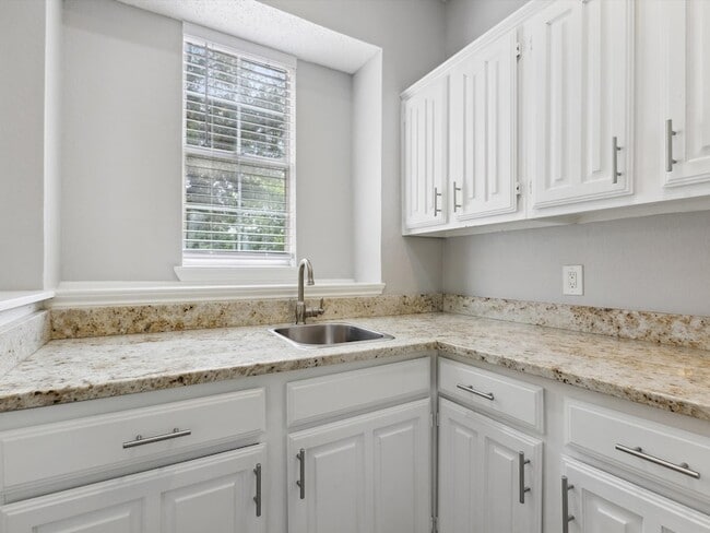 Building Photo - 205 Bayou Ct