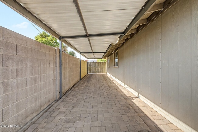 Building Photo - 515 E Vista Del Cerro Dr
