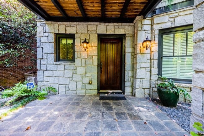 Building Photo - 470 Hamilton St SE