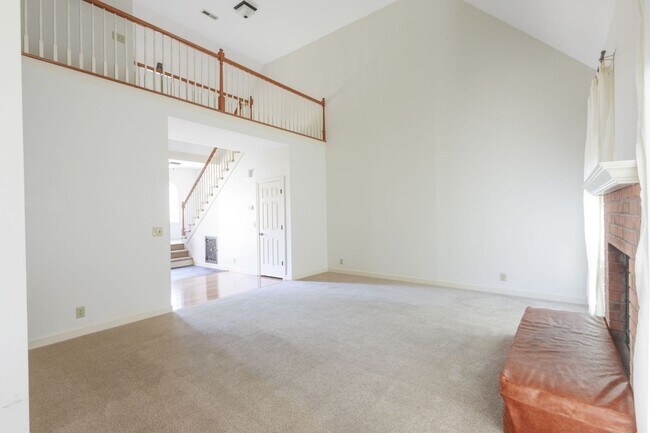 Building Photo - Charming 3-Bedroom/ 2.5 Bath Home in Royal...