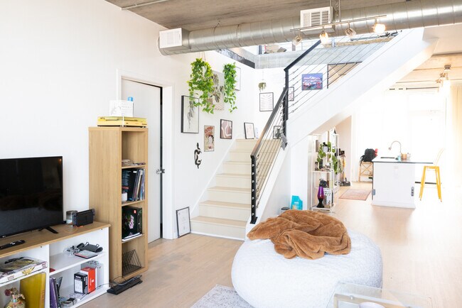 Primary Photo - 555 Berrien St