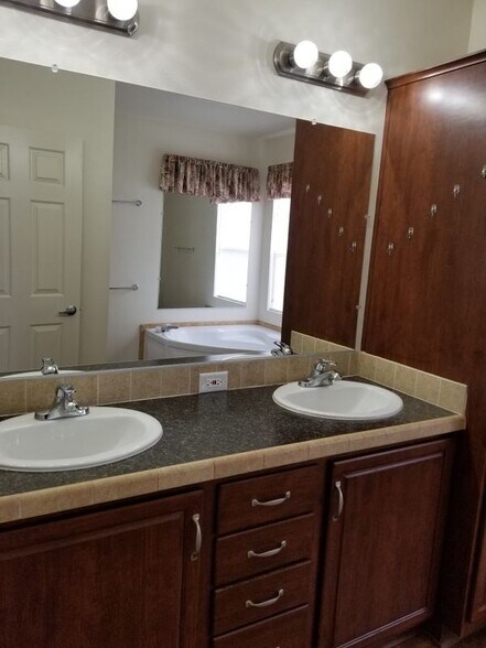 Building Photo - 5825 Rockview Rd