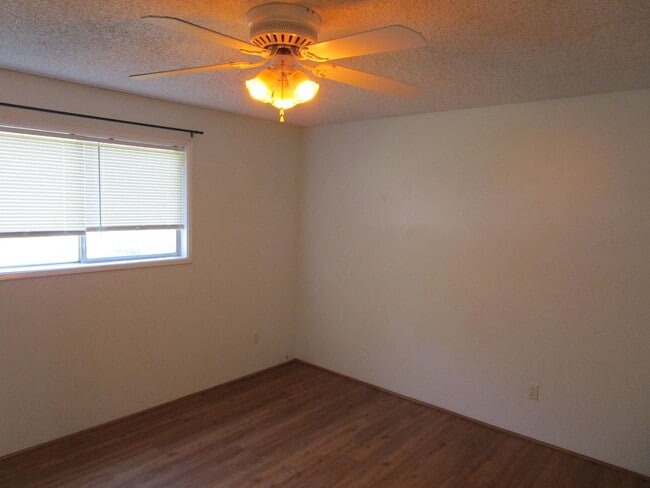 Building Photo - 3 Bedroom, 2 Bathroom Home near Middle Sch...