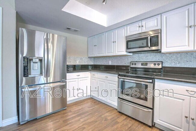 Building Photo - 1033 W Madero Ave